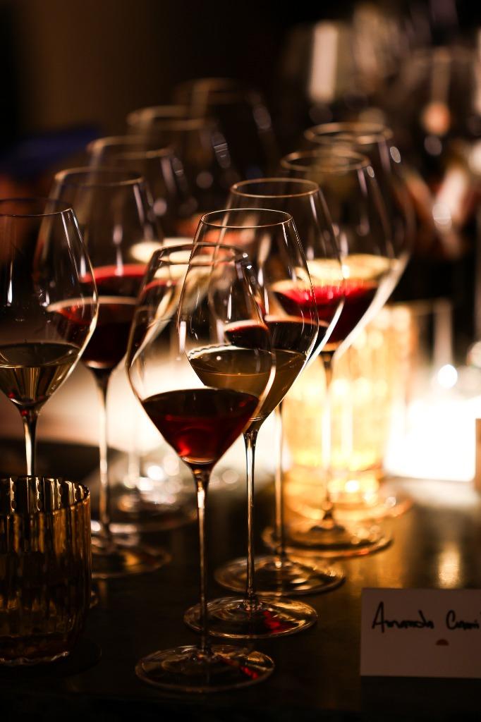 Taças de vinho tinto e branco alinhadas em uma degustação sofisticada