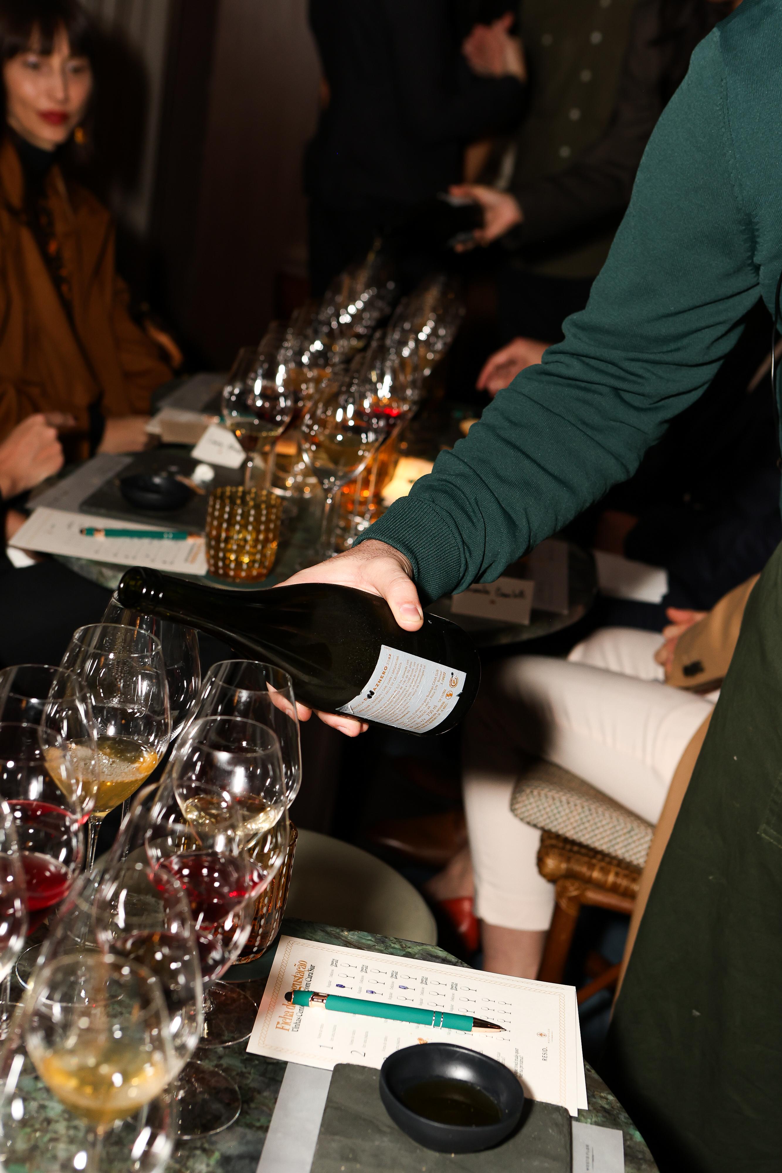 Serviço de vinho durante degustação no Resid Bar