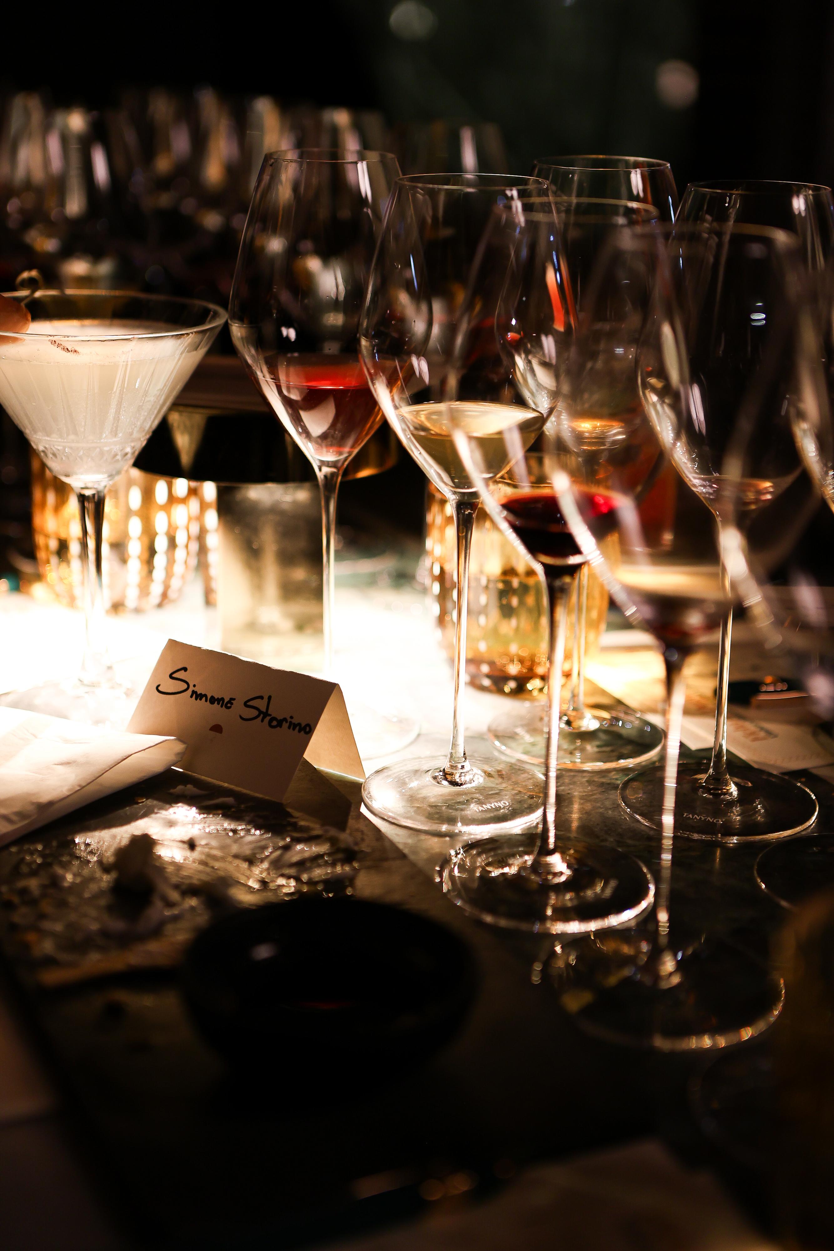 Taças preparadas para uma noite de vinhos no Resid Bar